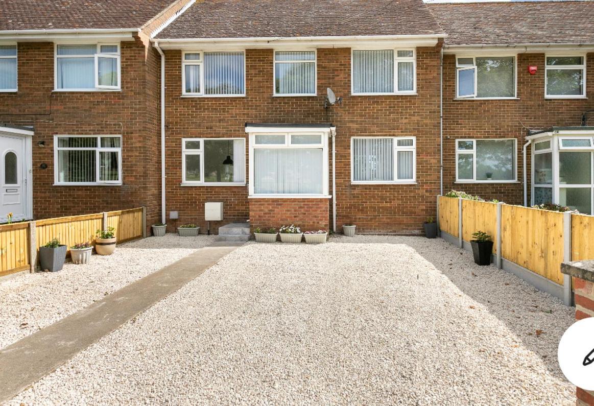 Seaside Home, Sleeps Ten, Newly Renovated Holiday home *